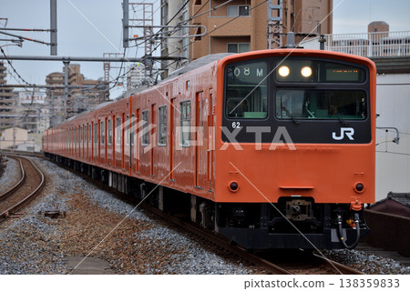 運行於大阪環狀線（出城方向）的 8 節車廂 201 系列列車。 138359833