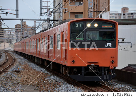 運行於大阪環狀線（出城方向）的 8 節車廂 201 系列列車。 138359835