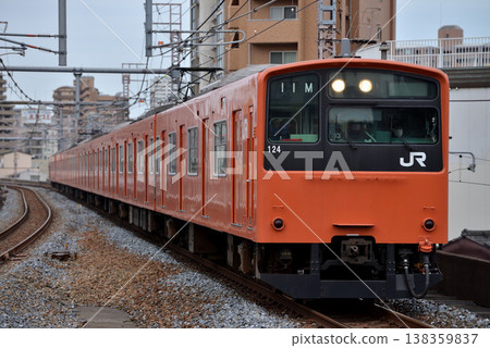 運行於大阪環狀線(出城方向)的 8 節車廂 201 系列列車。 運行於大阪環狀線(出城方向)的 8 節車廂 201 系列列車。 138359837