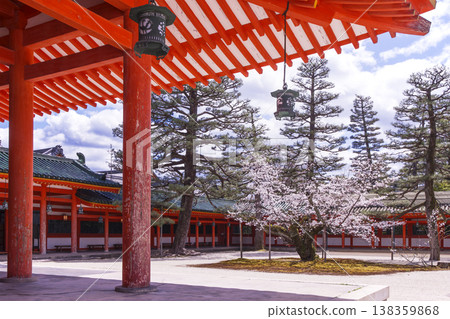 京都平安神宮景色：平安神宮、神樂殿和櫻花盛開的春日景色，京都旅遊景點 138359868