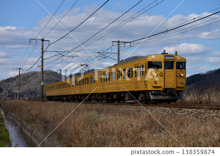 山陽本線運行的4輛115系列普通列車 138359874