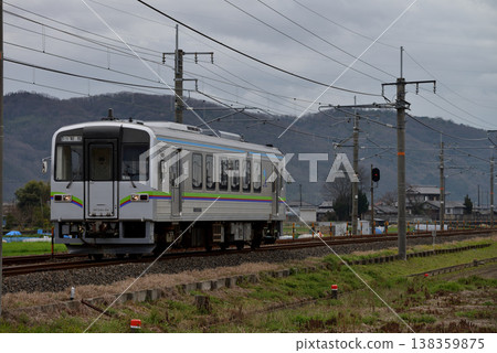 一列伊原鐵道的IRT355系列列車正在白眉線上運行。 138359875