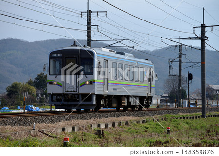 A single IRT355 series train of the Ibara Railway running on the Hakubi Line. 138359876