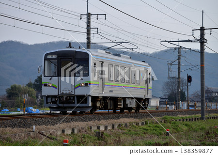 一列伊原鐵道的IRT355系列列車正在白眉線上運行。 138359877