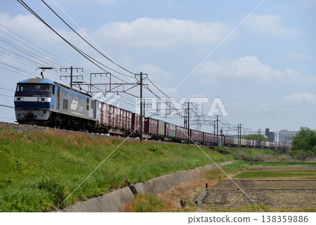 EF210次貨櫃貨運列車正在東海道線上行駛 138359886