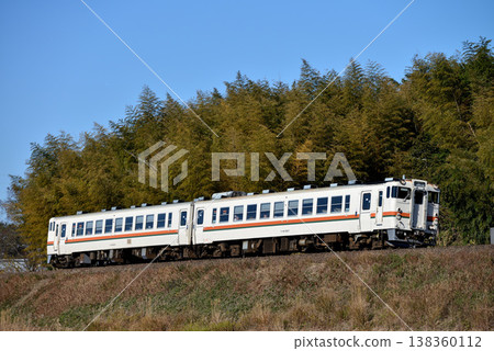 在三宮線運行的兩列基哈48普通列車 在三宮線運行的兩列基哈48普通列車 138360112
