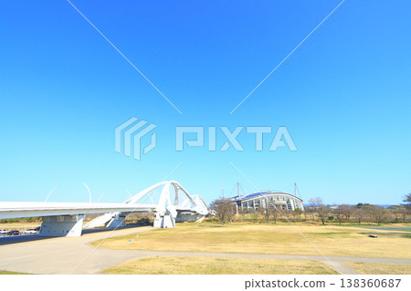 從愛知縣豐田市眺望豐田體育場和豐田橋。 從愛知縣豐田市眺望豐田體育場和豐田橋。 138360687
