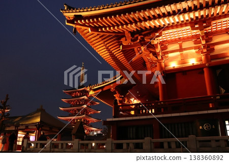 燈火通明的淺草寺正殿和五重塔 138360892