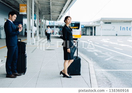 一男一女身著西裝,在機場航廈等計程車。 (照片由關西國際機場(KIX)提供) 一男一女身著西裝,在機場航廈等計程車。 (照片由關西國際機場(KIX)提供) 138360916