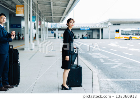 一男一女身著西裝,在機場航廈等計程車。 (照片由關西國際機場(KIX)提供) 一男一女身著西裝,在機場航廈等計程車。 (照片由關西國際機場(KIX)提供) 138360918