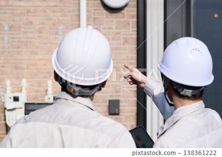 身穿工作服的日本男子正在檢查房屋 身穿工作服的日本男子正在檢查房屋 138361222