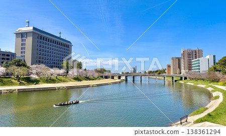 一艘載著遊客前往櫻花節的賞櫻船沿著音戶川航行,藍天白雲下,櫻花樹成蔭。 (櫻城橋/愛知縣岡崎市) 一艘載著遊客前往櫻花節的賞櫻船沿著音戶川航行,藍天白雲下,櫻花樹成蔭。 (櫻城橋/愛知縣岡崎市) 138361294