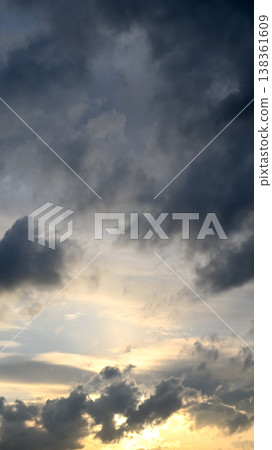 多雲的天空素材(垂直構圖) 多雲的天空素材(垂直構圖) 138361609