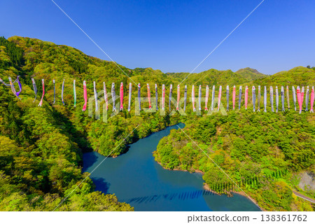 五月晴朗的一天，大約有 1000 條鯉魚彩帶飛過茨城縣的龍神吊橋。 138361762
