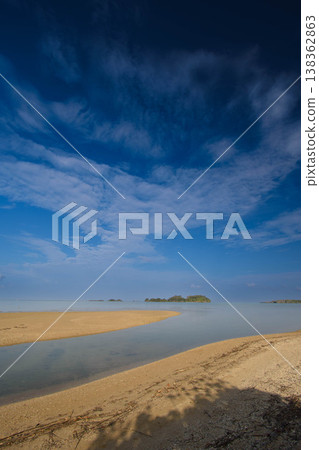 Beautiful sandy beach and blue sky visible from the sea in Onna Village, Okinawa (4) Beautiful sandy beach and blue sky visible from the sea in Onna Village, Okinawa (4) 138362863