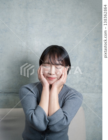 放鬆在沙發的婦女 138362864