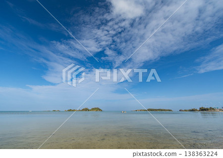 沖繩恩納村美麗的沙灘和從海上可以看到的藍天（5張照片） 138363224