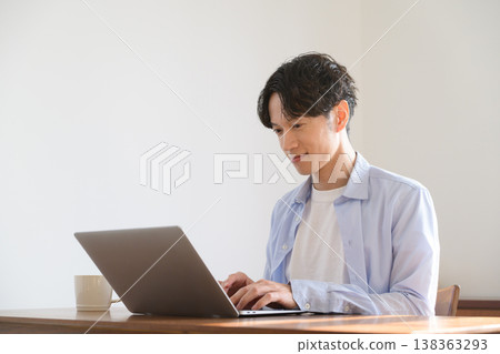 一名日本男子在家使用筆記型電腦 一名日本男子在家使用筆記型電腦 138363293