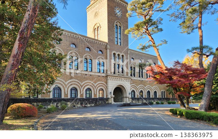 秋日晴空下的一橋大學主樓 138363975