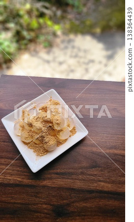 Summer Japanese sweets: translucent warabi mochi and kinako (roasted soybean flour) 138364439