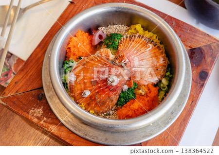 釜山特色菜:海鮮鍋飯(用海鮮煮的米飯) 釜山特色菜:海鮮鍋飯(用海鮮煮的米飯) 138364522