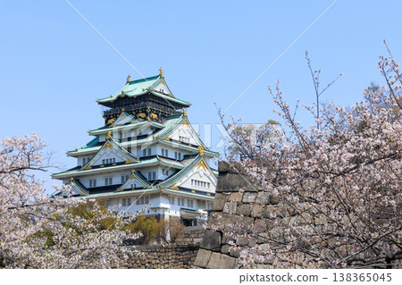 從西之丸庭園看到的大阪城，櫻花盛開。 138365045