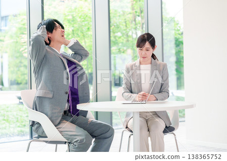A woman seeks advice from her boss, and the boss is troubled. 138365752