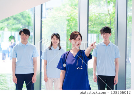 醫護人員和醫生的合影 醫護人員和醫生的合影 138366012