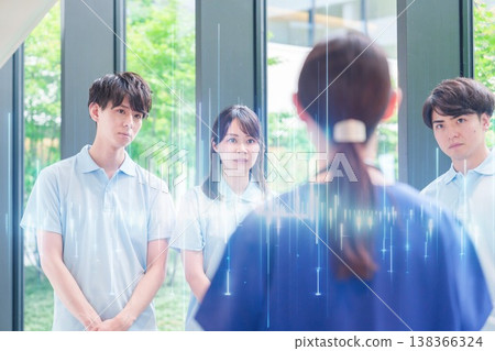 醫務人員正在開會 醫務人員正在開會 138366324