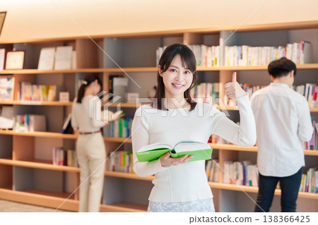 大學學生和校園圖書館 大學學生和校園圖書館 138366425