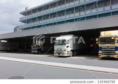 Japanese logistics, parcel delivery, transportation companies, logistics centers, shipping companies, delivery trucks, Japanese logistics, parcel delivery, transportation companies, logistics centers, shipping companies, delivery trucks, 138366790