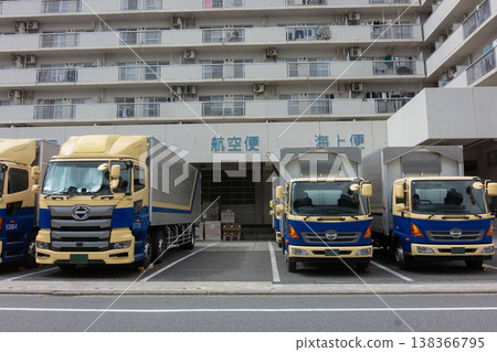 Japanese logistics, parcel delivery, transportation companies, logistics centers, shipping companies, delivery trucks, 138366795