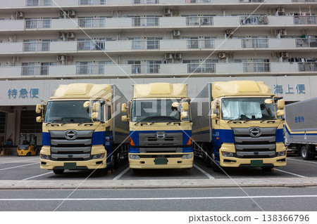 Japanese logistics, parcel delivery, transportation companies, logistics centers, shipping companies, delivery trucks, Japanese logistics, parcel delivery, transportation companies, logistics centers, shipping companies, delivery trucks, 138366796