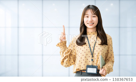一位年輕女性/女商人用食指引導 138367653