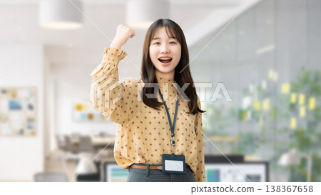 一名年輕女子/女商人正在做握拳動作 一名年輕女子/女商人正在做握拳動作 138367658