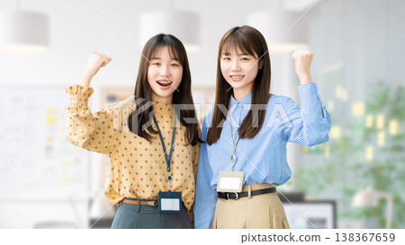 兩名女性/女商人正在揮拳 138367659