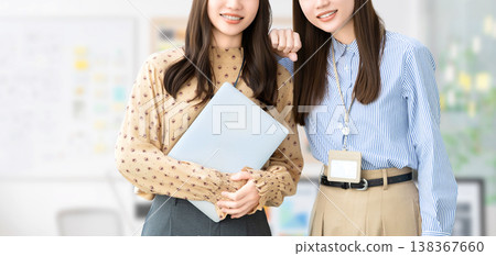兩位親密的女性朋友和兩位女同事 138367660