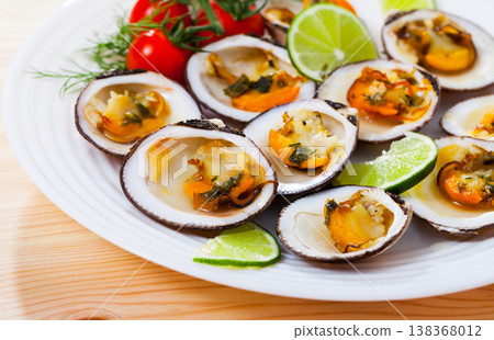 Baked clams with sauce and lime 138368012