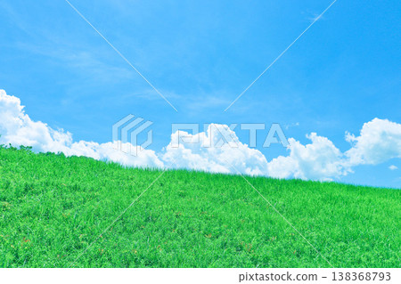 藍天、草地和雲朵——大鹽壩堤岸上覆蓋著夏日的青草 藍天、草地和雲朵——大鹽壩堤岸上覆蓋著夏日的青草 138368793