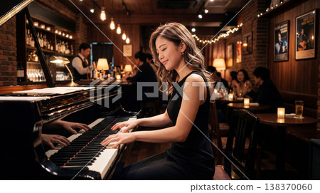 一位女士在酒吧彈鋼琴。 138370060