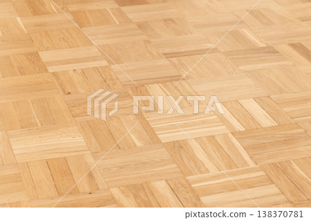 Light oak parquet flooring showing square hardwood pattern 138370781