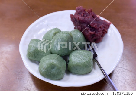 Grass dumplings 138371190