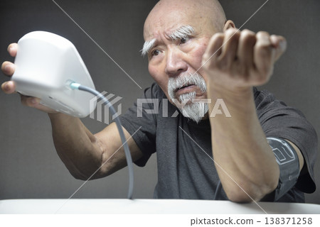 為一位留著鬍鬚的老年男性測量血壓 138371258