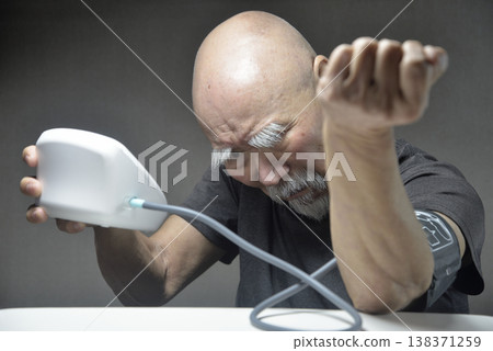 為一位留著鬍鬚的老年男性測量血壓 138371259