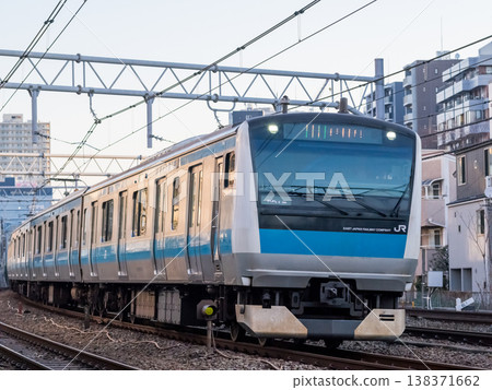 【京濱東北線】清晨,一列火車駛過大森的街道。 【京濱東北線】清晨,一列火車駛過大森的街道。 138371662