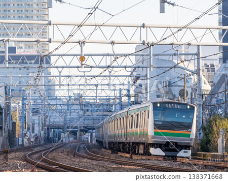 [Tokaido Main Line] A train passing through the streets of Omori in the early morning. 138371668