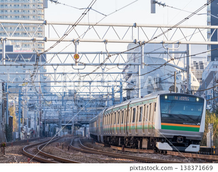 [Tokaido Main Line] A train passing through the streets of Omori in the early morning. 138371669