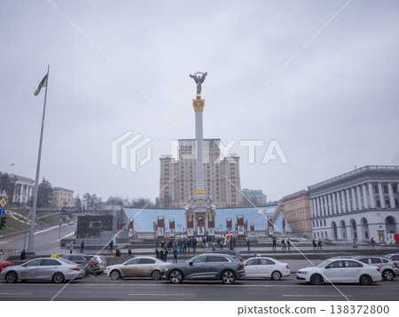 [Ukraine] Cars passing by on the main street in front of Maidan Square in Kyiv, the capital, under a cloudy sky. 138372800