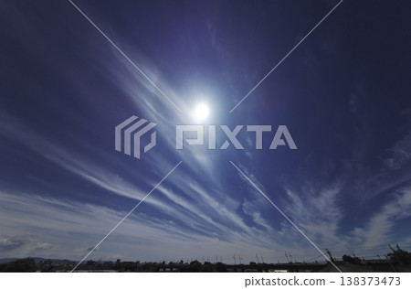 午後天空,卷雲和光暈-超廣角,聚焦天空。 午後天空,卷雲和光暈-超廣角,聚焦天空。 138373473