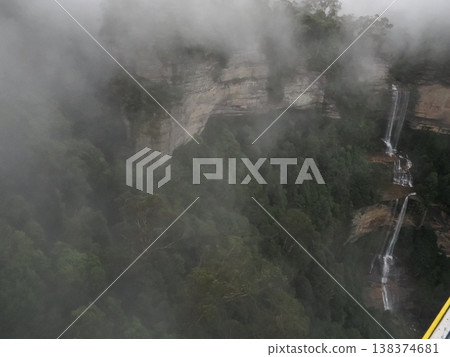 White threads of waterfalls dissolving into the mist – the ethereal forest scenery of the Blue Mountains White threads of waterfalls dissolving into the mist – the ethereal forest scenery of the Blue Mountains 138374681